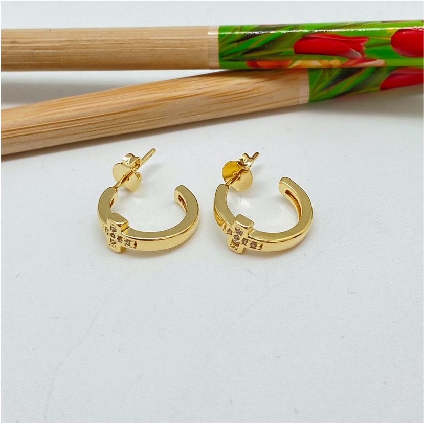 XO288 Aro Argolla con cruz con circones 14 x 2 mm ancho Cruz 5 mm con 6 micro circones Aro Baño Oro Aros Bañados hecho de Bronce Bañado en Oro 18K Joyas Bañadas en Oro