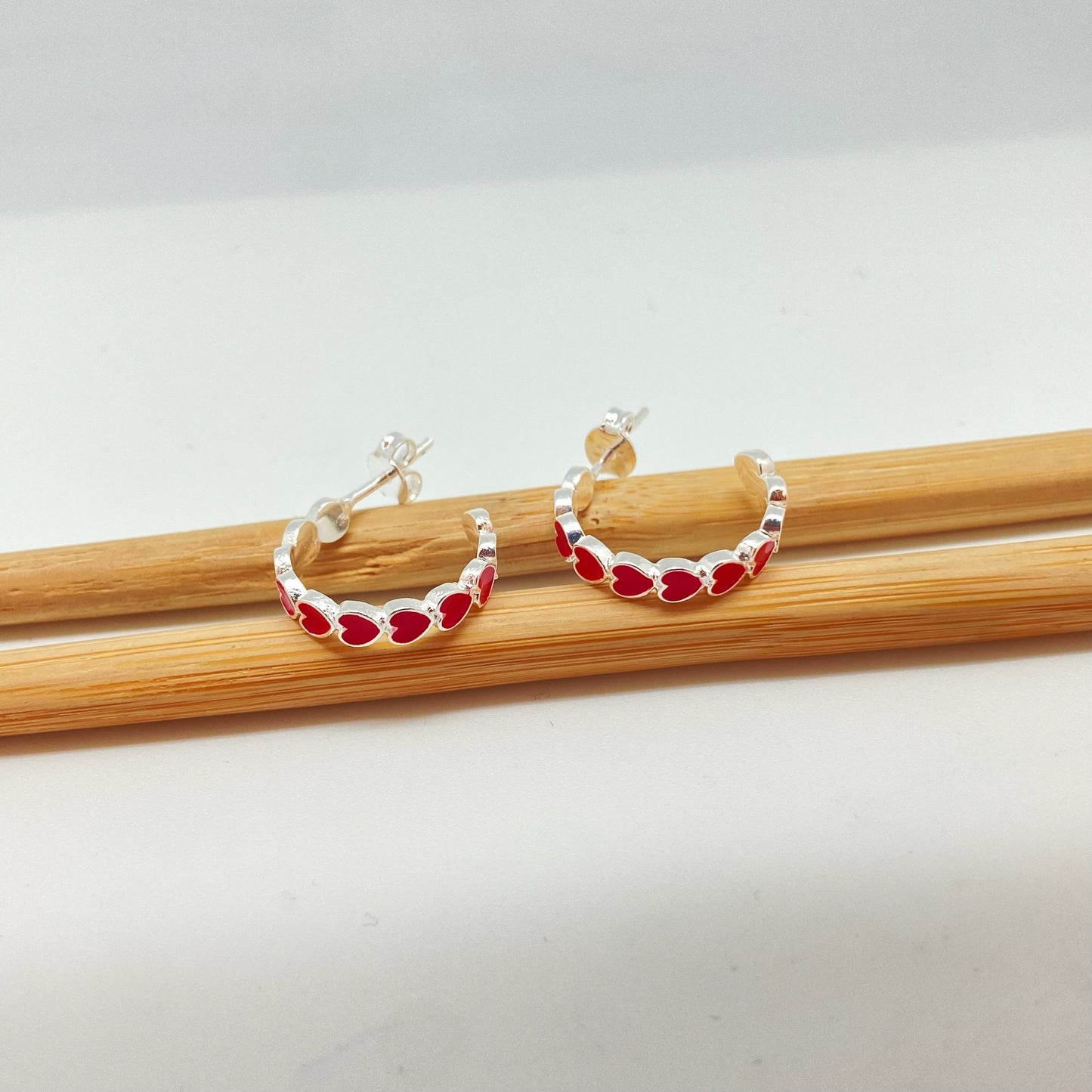 XP301 Aro Argolla Corazones con resina color Dia. 15 mm ancho 4 mm Aro Baño Plata