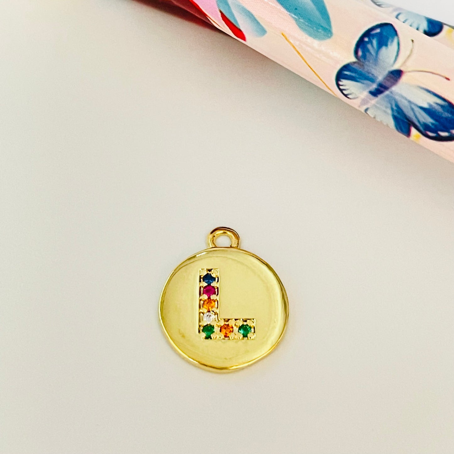 FO912 Colgante Redondo Letra en Circones Multicolor 11 mm más argollita Figura Baño Oro Figuras Bañadas en Oro y Plata hecho de Bronce Bañado en Oro 18K Joyas Bañadas en Oro