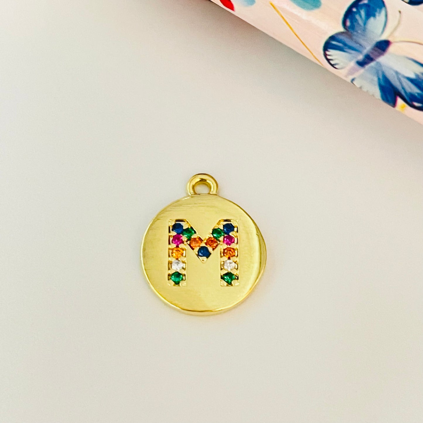 FO912 Colgante Redondo Letra en Circones Multicolor 11 mm más argollita Figura Baño Oro Figuras Bañadas en Oro y Plata hecho de Bronce Bañado en Oro 18K Joyas Bañadas en Oro