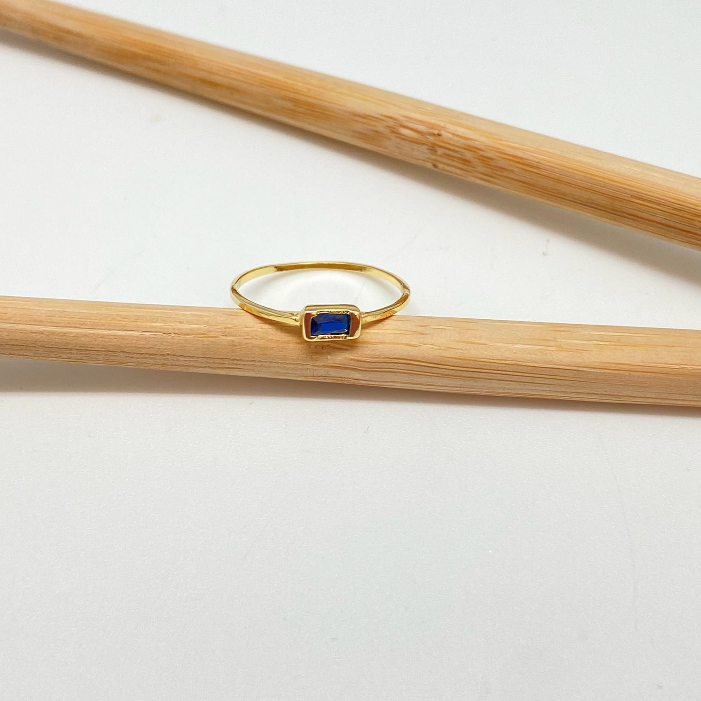 WO57 Anillo 1 circon zafiro baguette 4x2 mm argolla 1 mm espesor Anillo Baño Oro Anillos Bañados hecho de Bronce Bañado en Oro 18K Joyas Bañadas en Oro