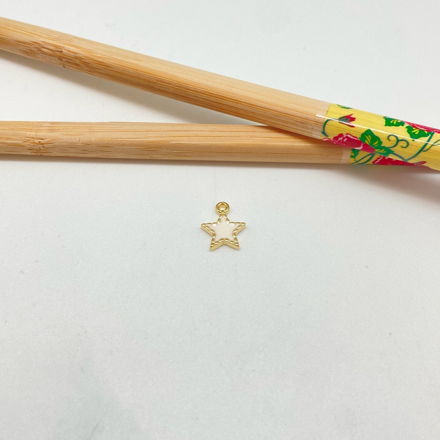FO1022 Colgante mini estrella borde con puntitos con resina color 9x9 mm mas argollita Figura Baño Oro