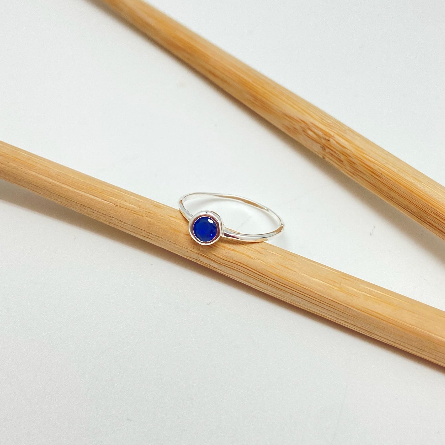 WP59 Anillo solitario circon zafiro 6 mm argolla 1 mm espesor Anillo Baño Plata Anillos Bañados hecho de Bronce Bañado en Plata 50 ml Joyas Bañadas en Plata