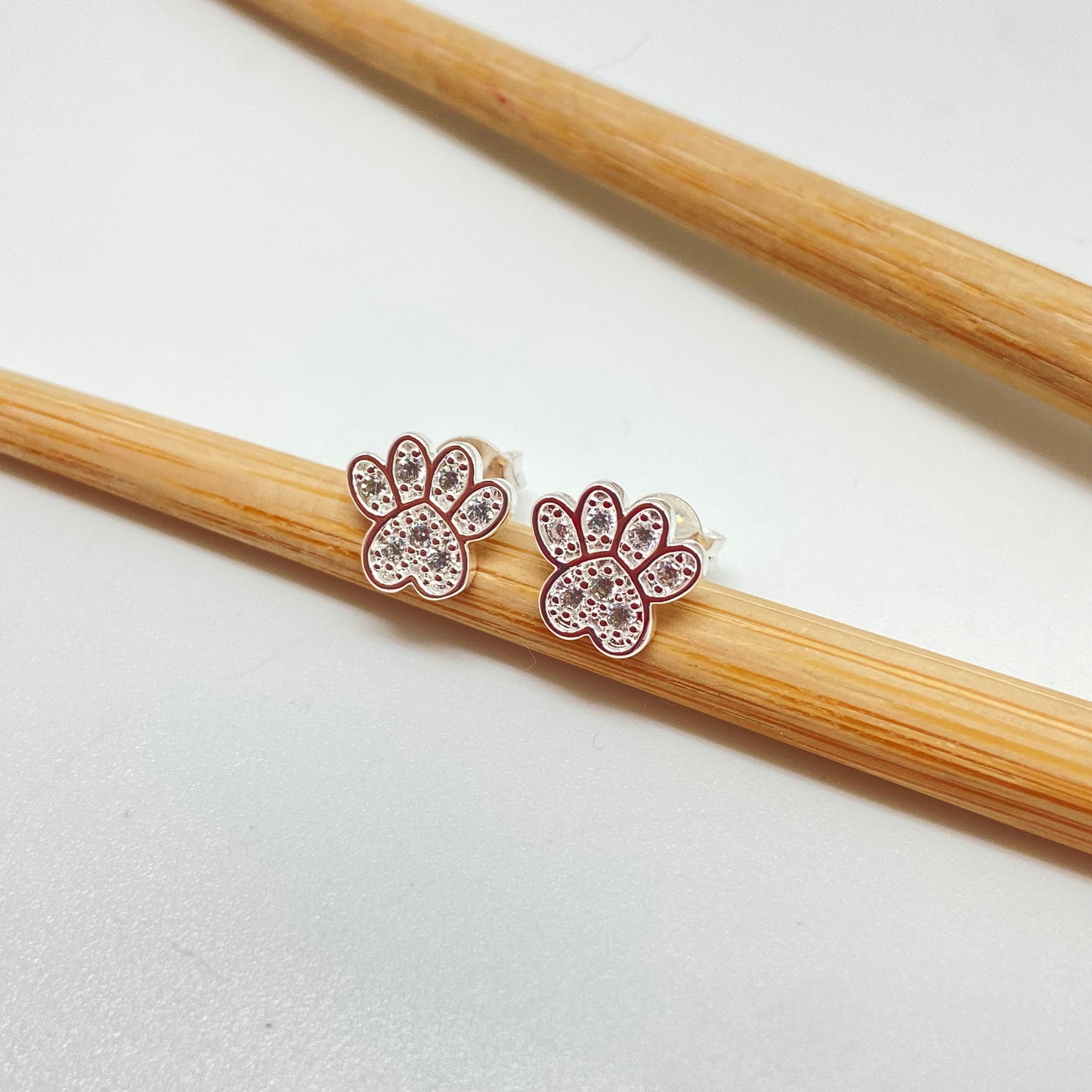 XP246 Aro Patita de Perro con Circones 10x10 mm Aro Baño Plata Aros Bañados hecho de Bronce Bañado en Plata 50 ml Joyas Bañadas en Plata