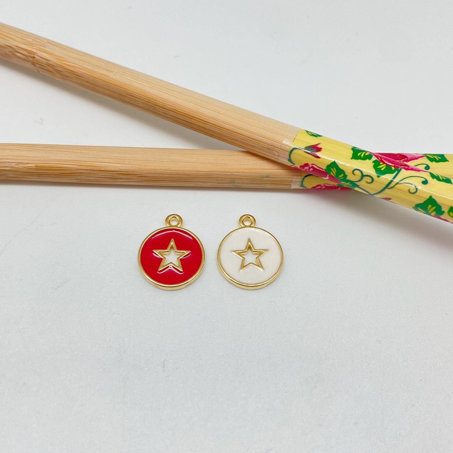 FO1024 Colgante medalla estrella calada con resina color dia. 12 mm mas argollita Figura Baño Oro