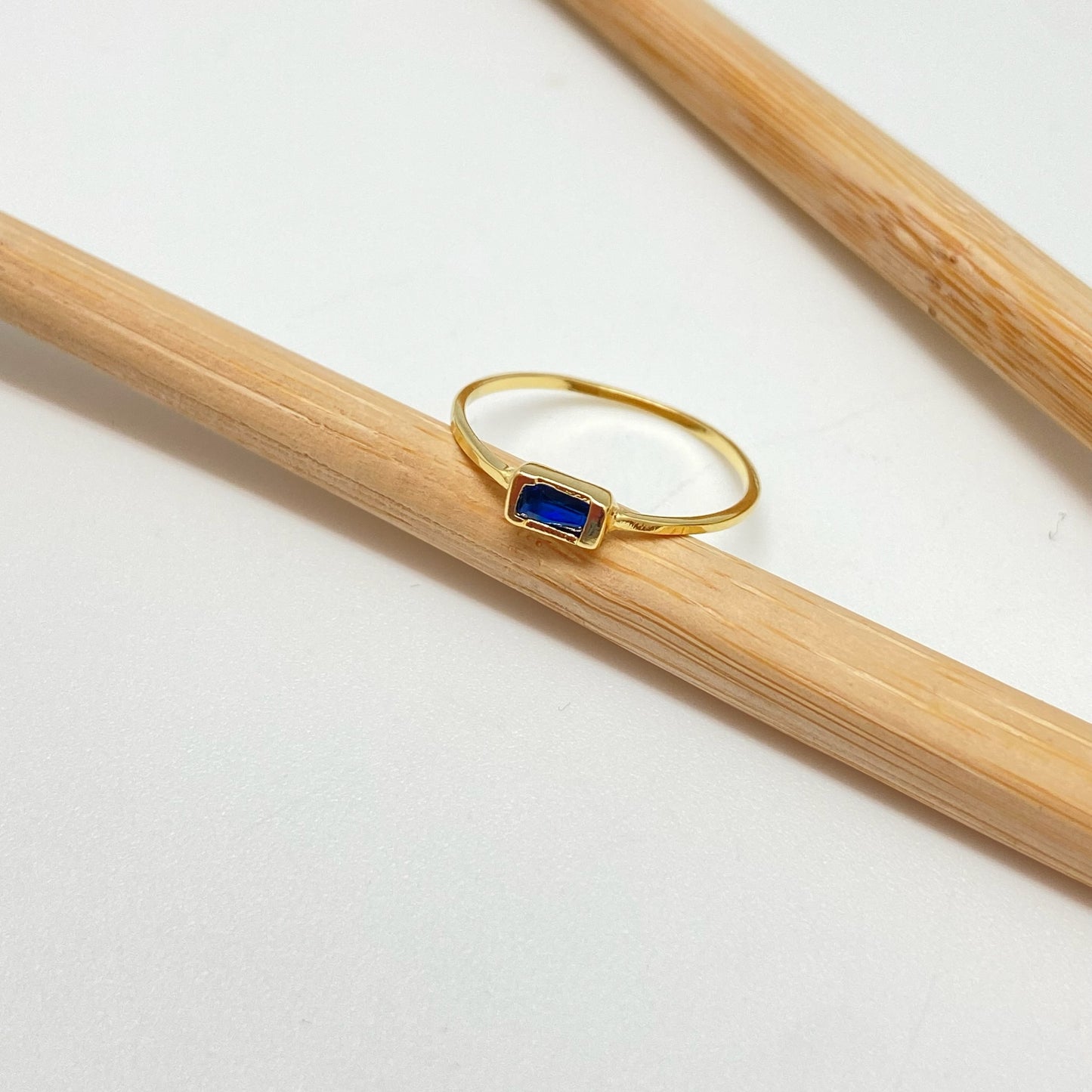 WO57 Anillo 1 circon zafiro baguette 4x2 mm argolla 1 mm espesor Anillo Baño Oro Anillos Bañados hecho de Bronce Bañado en Oro 18K Joyas Bañadas en Oro