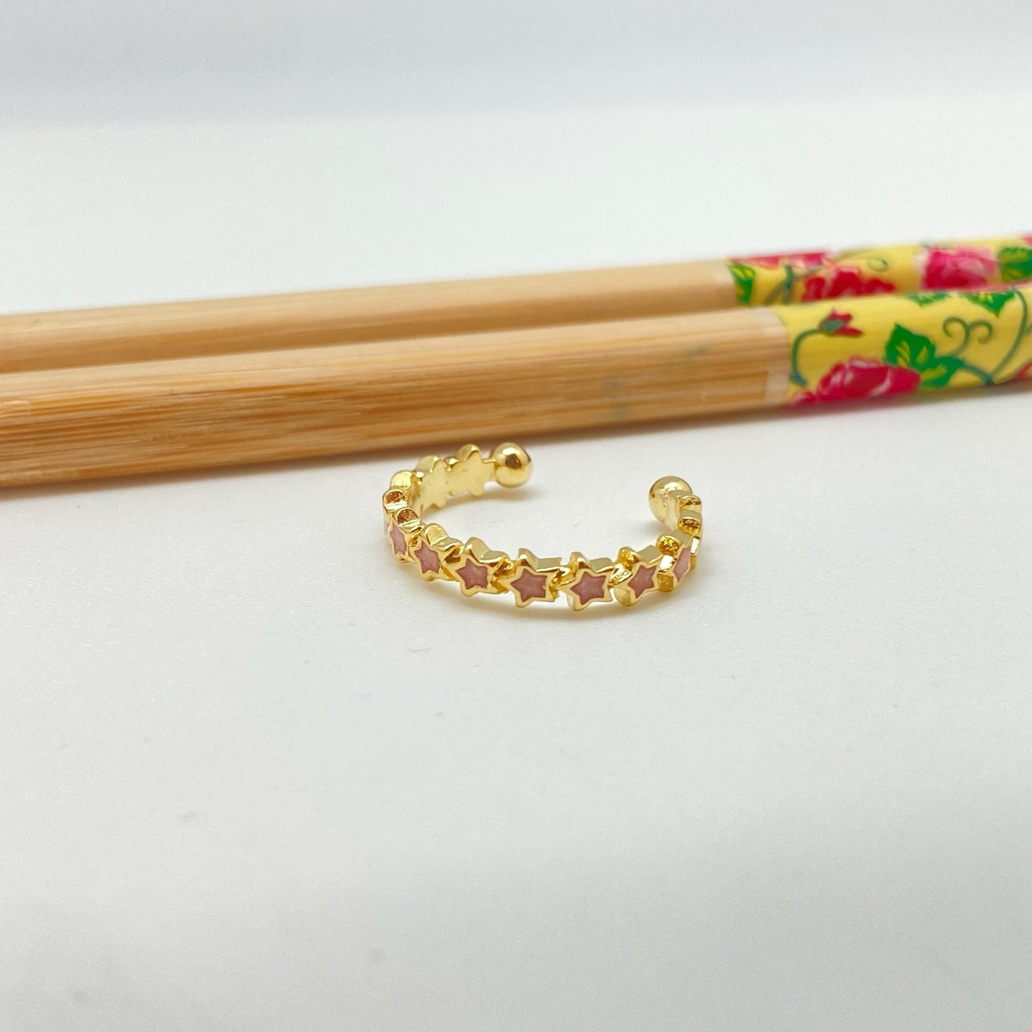 WO62 Anillo Ajustable Estrellas con resina color Dia. 18 mm ancho 3 mm Anillo Baño Oro