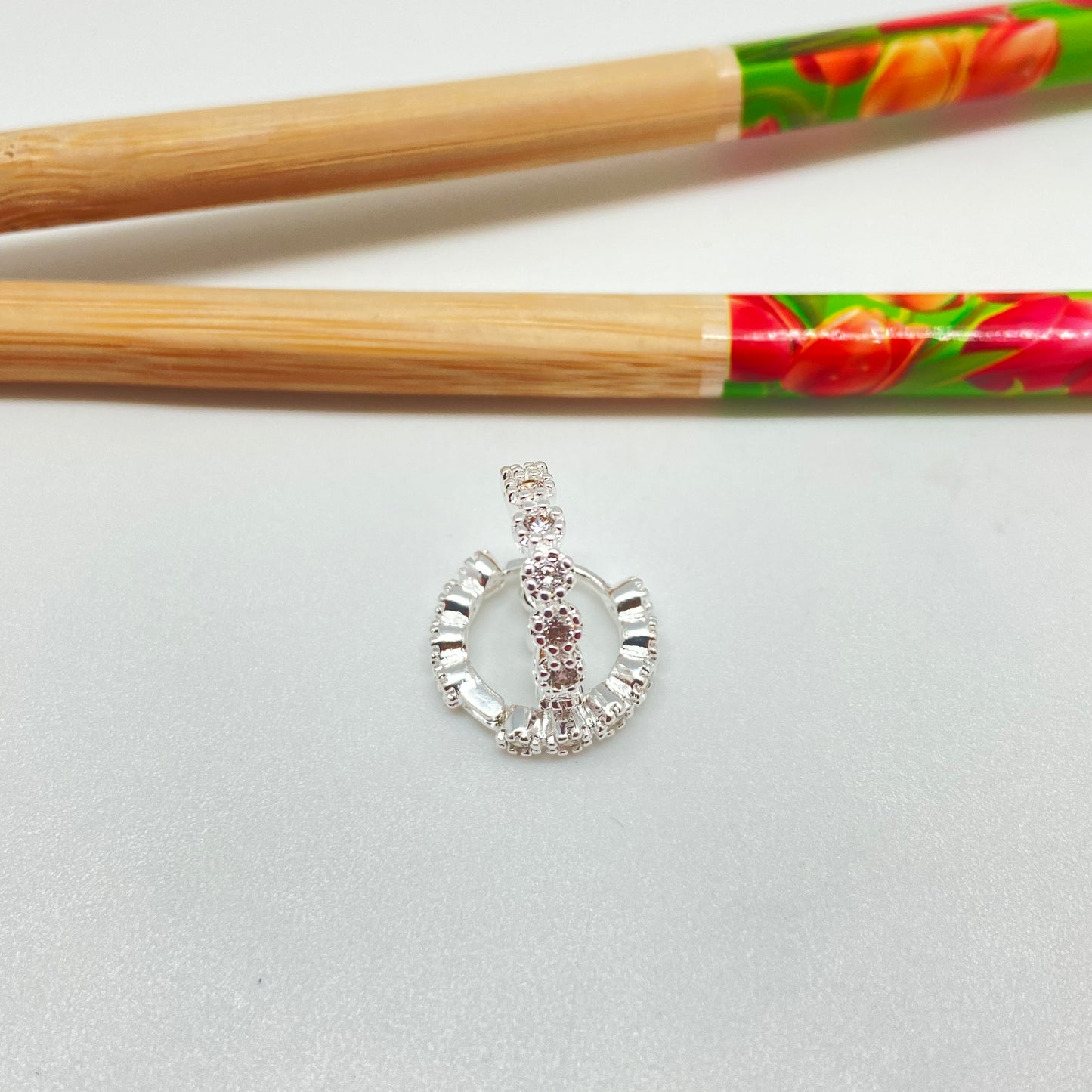 XP249 Aro Argolla de Presión 6 Circones Circón Cristal y 4 Mini Flores posteriores Bordes Rutilados diá. 15 mm Ancho 3 mm Aro Baño Plata