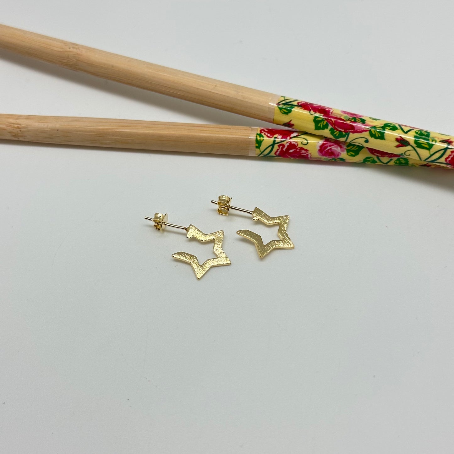 XO318 Aro tipo argolla forma estrella lijada 14 mm Aro Baño Oro