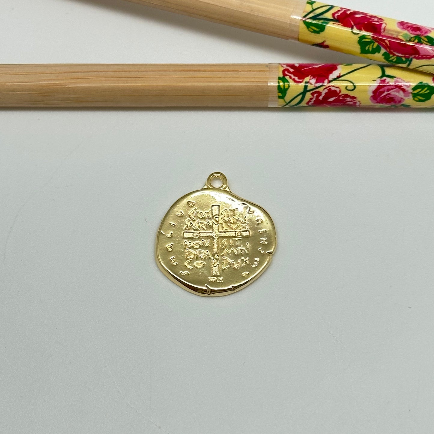 FO1033 Colgante medalla Cruz en relieve con inscripción borde irregular doble faz 18 x 20 mm mas argollita Figura Baño Oro