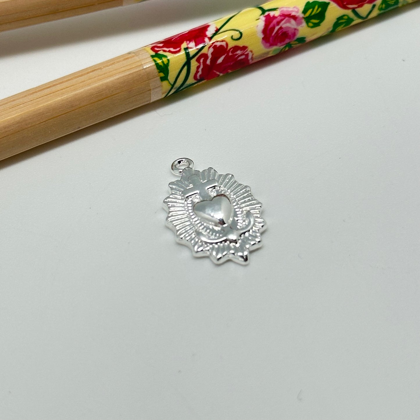 FP1028 Colgante Detente con cruz en relieve borde irregular 17 x 12 mm mas argollita Figura Baño Plata