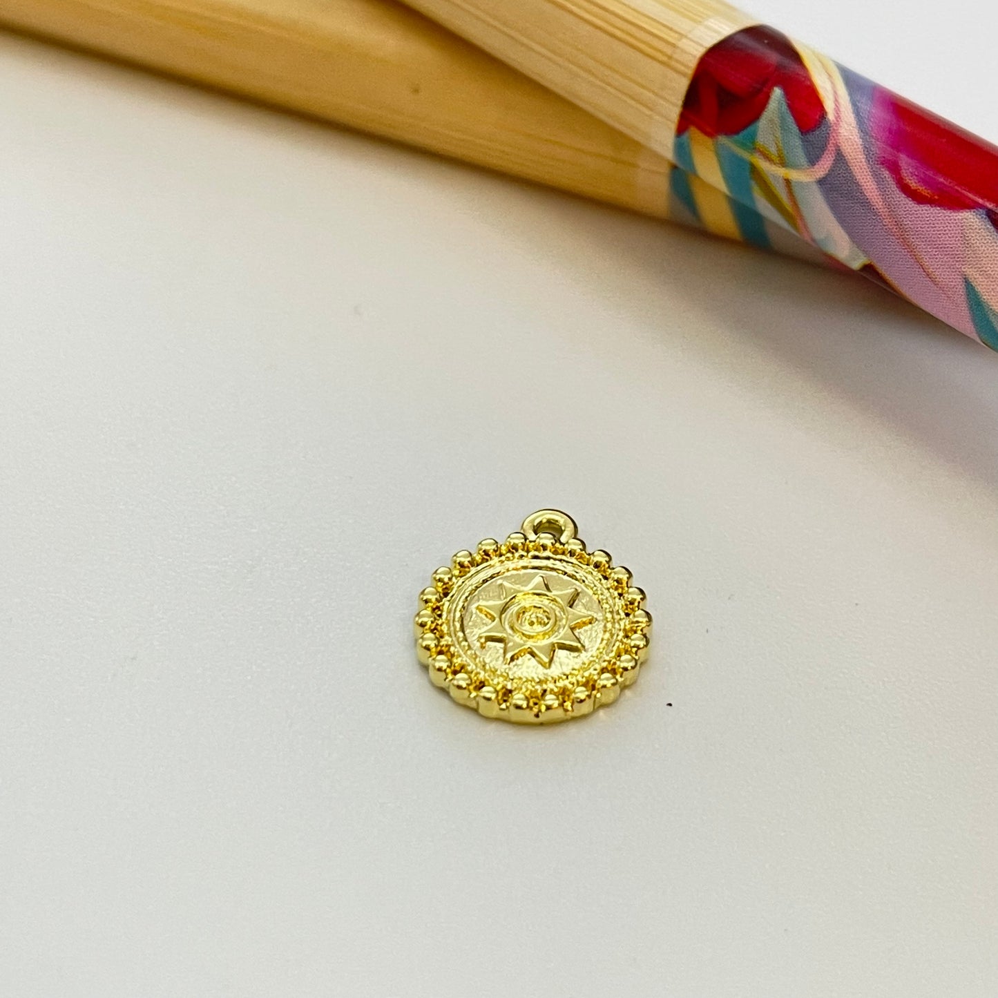 FO1021 Colgante mandala estrella estampada y mini bolitas en el borde dia. 10 mm mas argollita Figura Baño Oro Figuras Bañadas hecho de Bronce Bañado en Oro 18K Joyas Bañadas en Oro