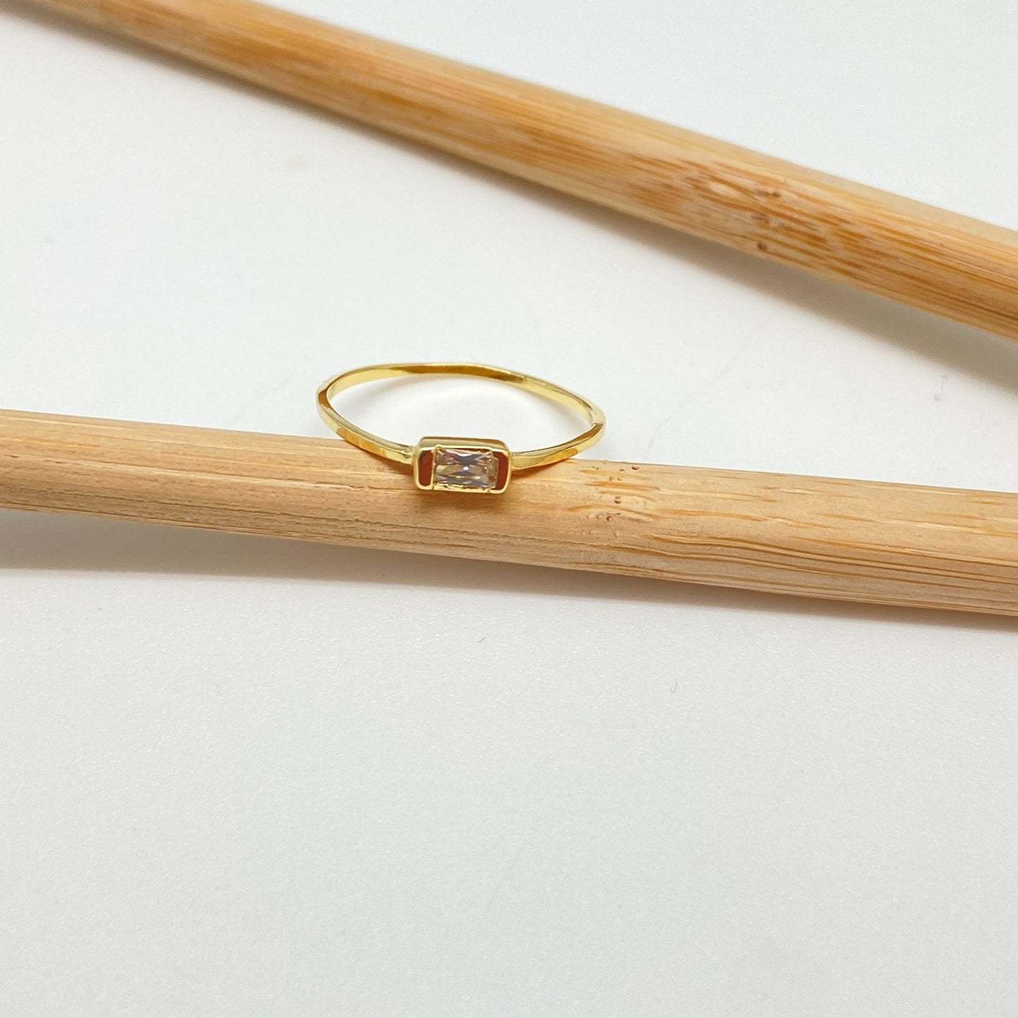 WO56 Anillo 1 circon cristal baguette 4x2 mm argolla 1 mm espesor Anillo Baño Oro Anillos Bañados hecho de Bronce Bañado en Oro 18K Joyas Bañadas en Oro