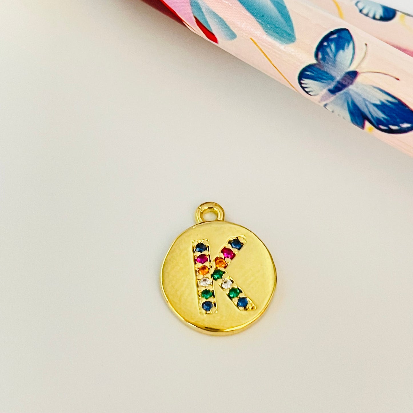 FO912 Colgante Redondo Letra en Circones Multicolor 11 mm más argollita Figura Baño Oro Figuras Bañadas en Oro y Plata hecho de Bronce Bañado en Oro 18K Joyas Bañadas en Oro