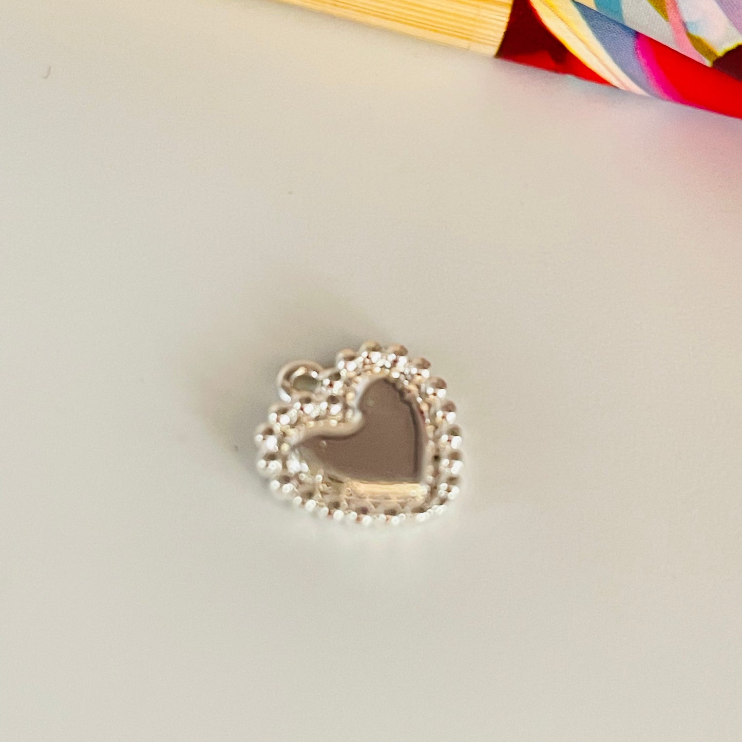 FP1019 Colgante Corazon con mini bolitas estampadas en el borde10 x 8 mm Figura Baño Plata