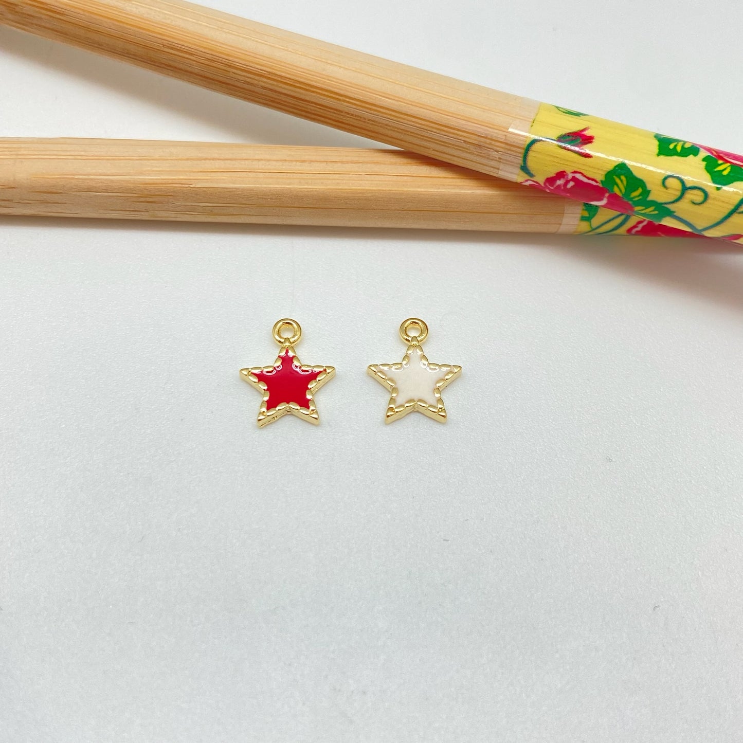 FO1022 Colgante mini estrella borde con puntitos con resina color 9x9 mm mas argollita Figura Baño Oro