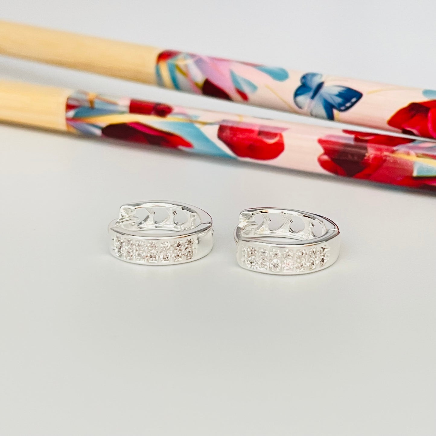 XP213 Aro Argolla Presión Circones y Corazones Calados 13 mm ancho 4 mm Aro Baño Plata Aros Bañados en Oro y Plata hecho de Bronce Bañado en Plata 50 ml Joyas Bañadas en Plata