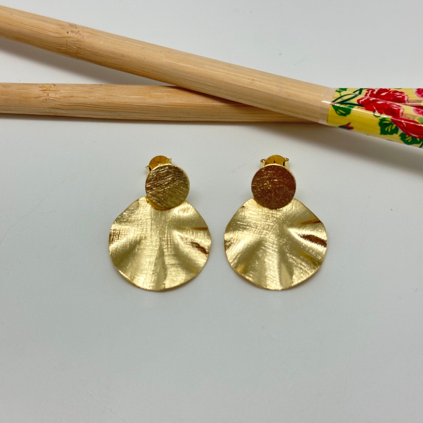 XO311 Aro Redondo tipo organico Largo total 27 mm Base 10 mm Figura diá. 20 mm Aro Baño Oro Aros Bañados hecho de Bronce Bañado en Oro 18K Joyas Bañadas en Oro