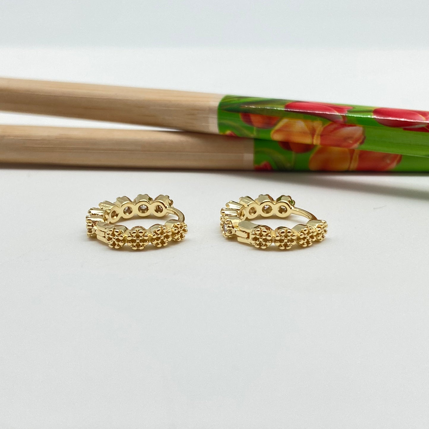 XO249 Aro Argolla de Presión 6 Circones Circón Cristal y 4 Mini Flores posteriores Bordes Rutilados diá. 15 mm Ancho 3 mm Aro Baño Oro