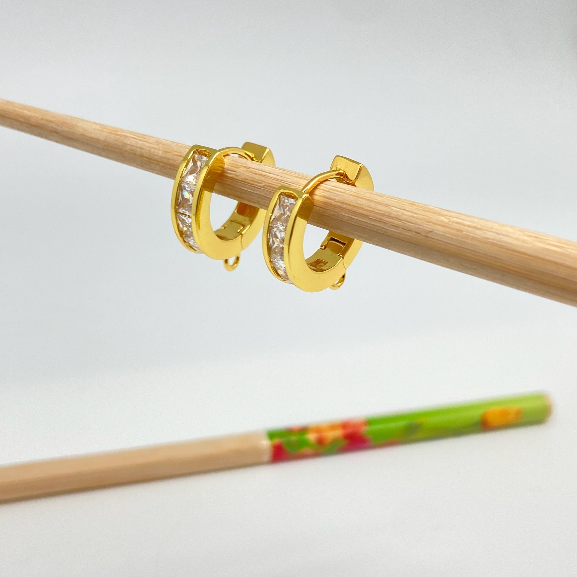 XO268 Aro Argolla con Circones a Presión con Argollita Diá. 15 mm Ancho 5 mm Aro Baño Oro Aros Bañados hecho de Bronce Bañado en Oro 18K Joyas Bañadas en Oro