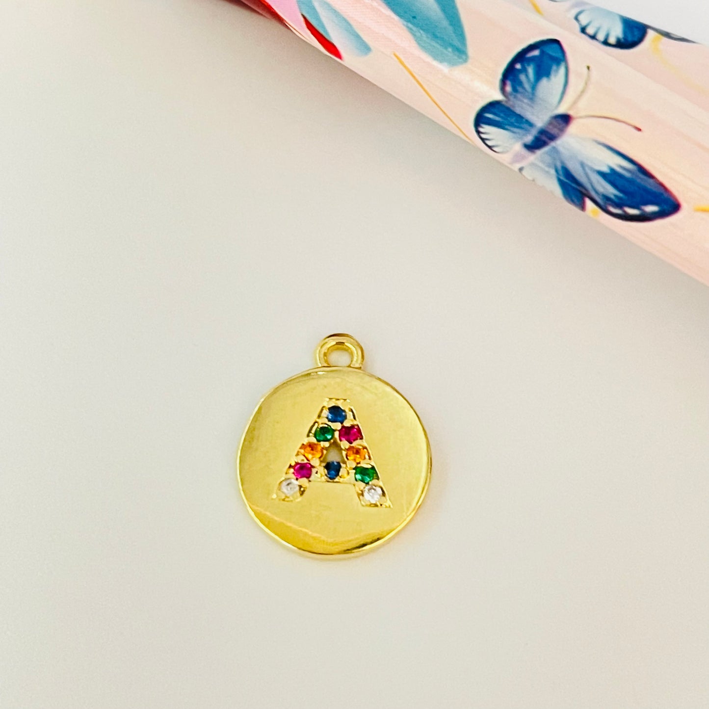FO912 Colgante Redondo Letra en Circones Multicolor 11 mm más argollita Figura Baño Oro Figuras Bañadas en Oro y Plata hecho de Bronce Bañado en Oro 18K Joyas Bañadas en Oro