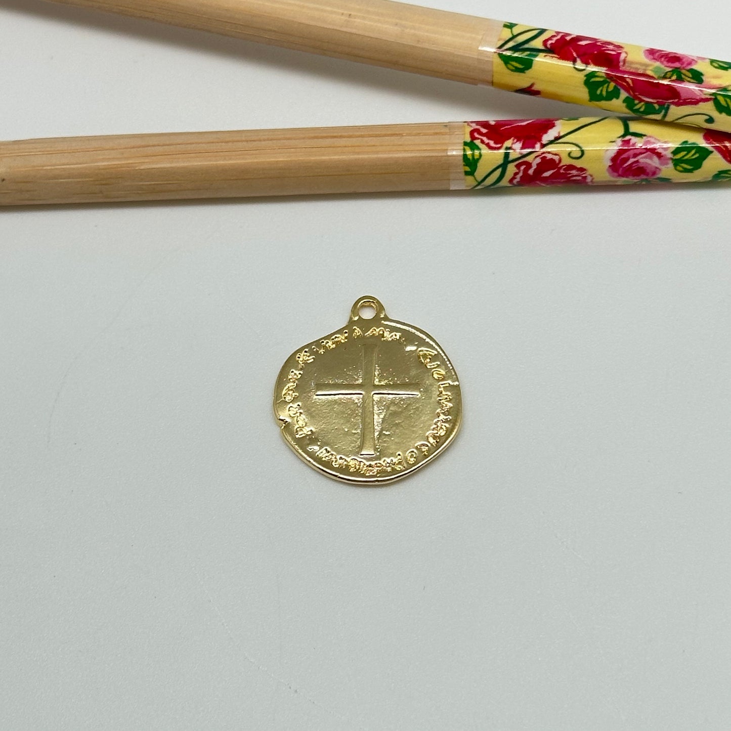FO1033 Colgante medalla Cruz en relieve con inscripción borde irregular doble faz 18 x 20 mm mas argollita Figura Baño Oro