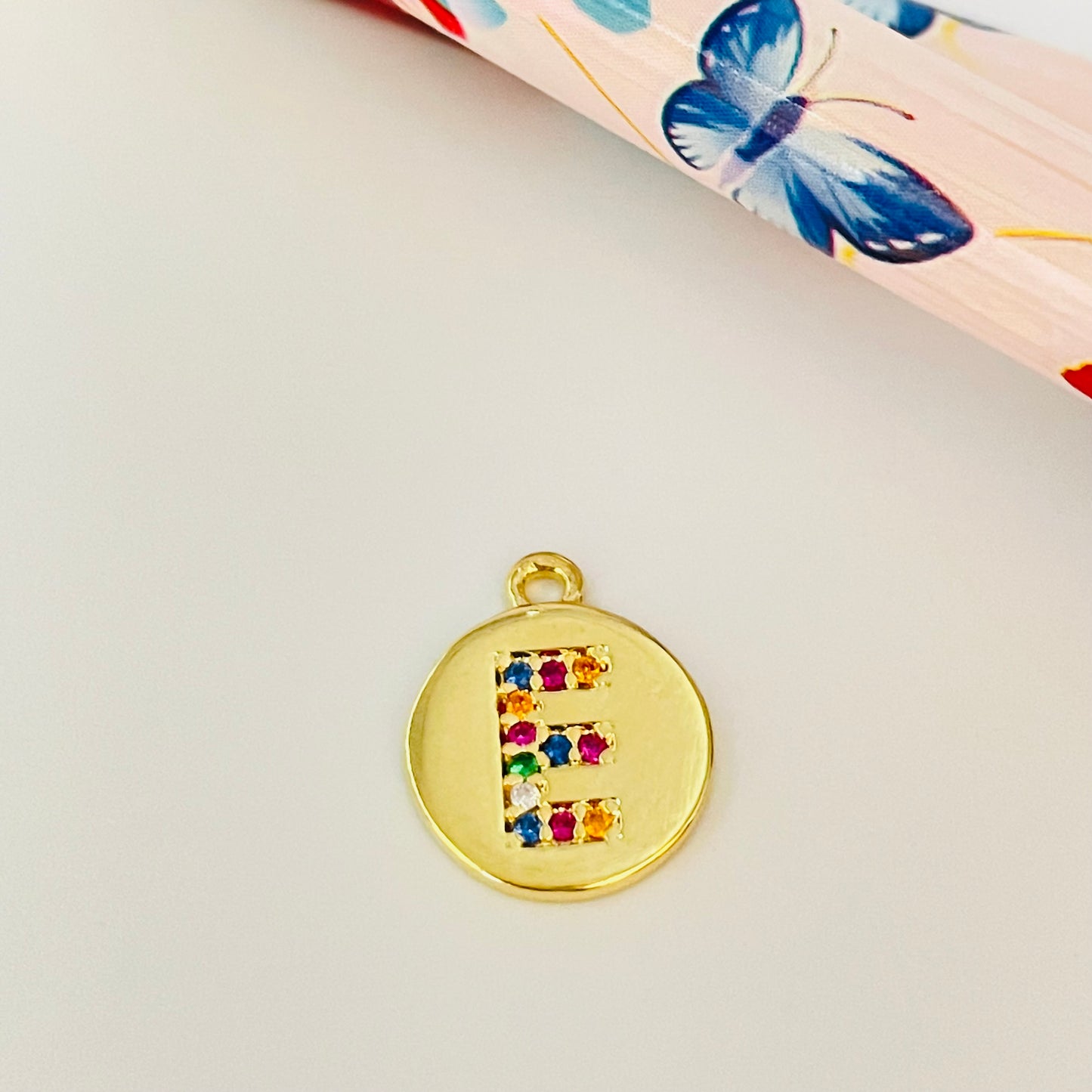 FO912 Colgante Redondo Letra en Circones Multicolor 11 mm más argollita Figura Baño Oro Figuras Bañadas en Oro y Plata hecho de Bronce Bañado en Oro 18K Joyas Bañadas en Oro