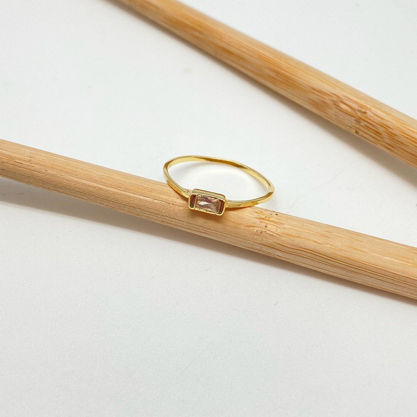 WO56 Anillo 1 circon cristal baguette 4x2 mm argolla 1 mm espesor Anillo Baño Oro Anillos Bañados hecho de Bronce Bañado en Oro 18K Joyas Bañadas en Oro