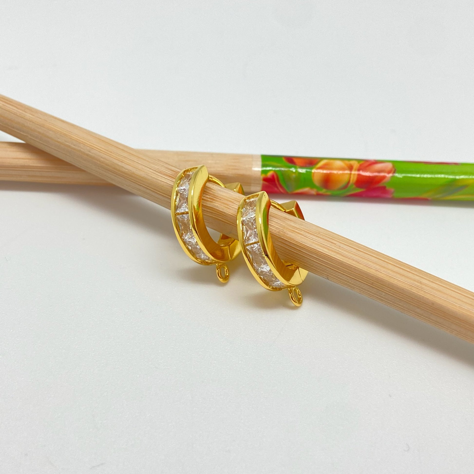 XO268 Aro Argolla con Circones a Presión con Argollita Diá. 15 mm Ancho 5 mm Aro Baño Oro Aros Bañados hecho de Bronce Bañado en Oro 18K Joyas Bañadas en Oro