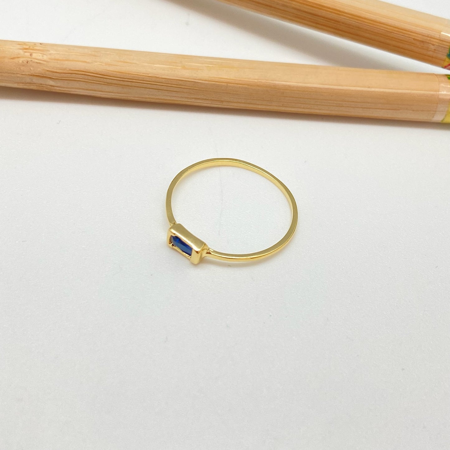 WO57 Anillo 1 circon zafiro baguette 4x2 mm argolla 1 mm espesor Anillo Baño Oro Anillos Bañados hecho de Bronce Bañado en Oro 18K Joyas Bañadas en Oro