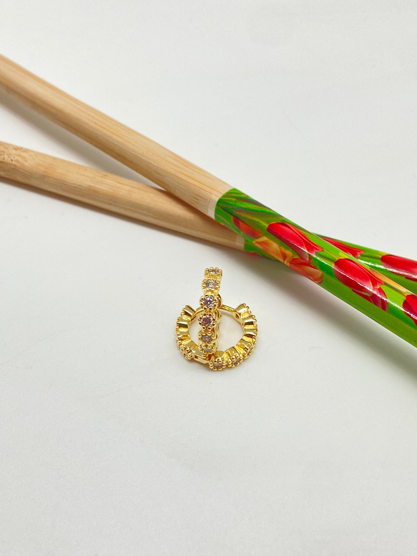 XO249 Aro Argolla de Presión 6 Circones Circón Cristal y 4 Mini Flores posteriores Bordes Rutilados diá. 15 mm Ancho 3 mm Aro Baño Oro