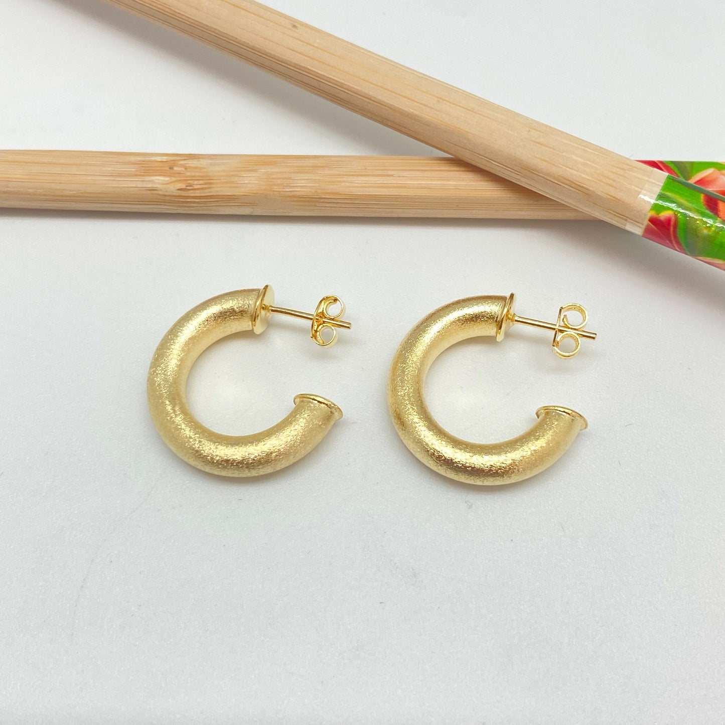 XO267 Argolla Tubo Mate 23x5 mm Aro Baño Oro Aros Bañados en Oro y Plata hecho de Bronce Bañado en Oro 18K