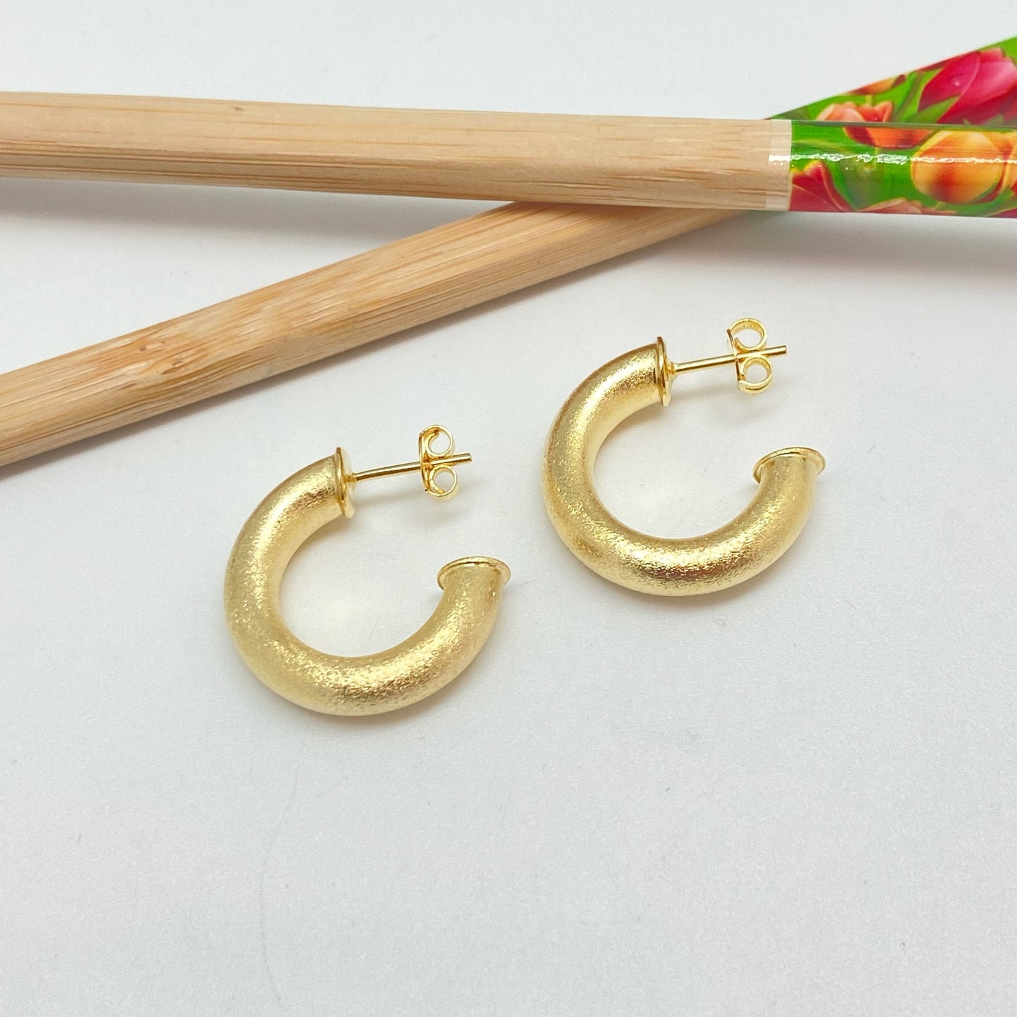 XO267 Argolla Tubo Mate 23x5 mm Aro Baño Oro Aros Bañados en Oro y Plata hecho de Bronce Bañado en Oro 18K