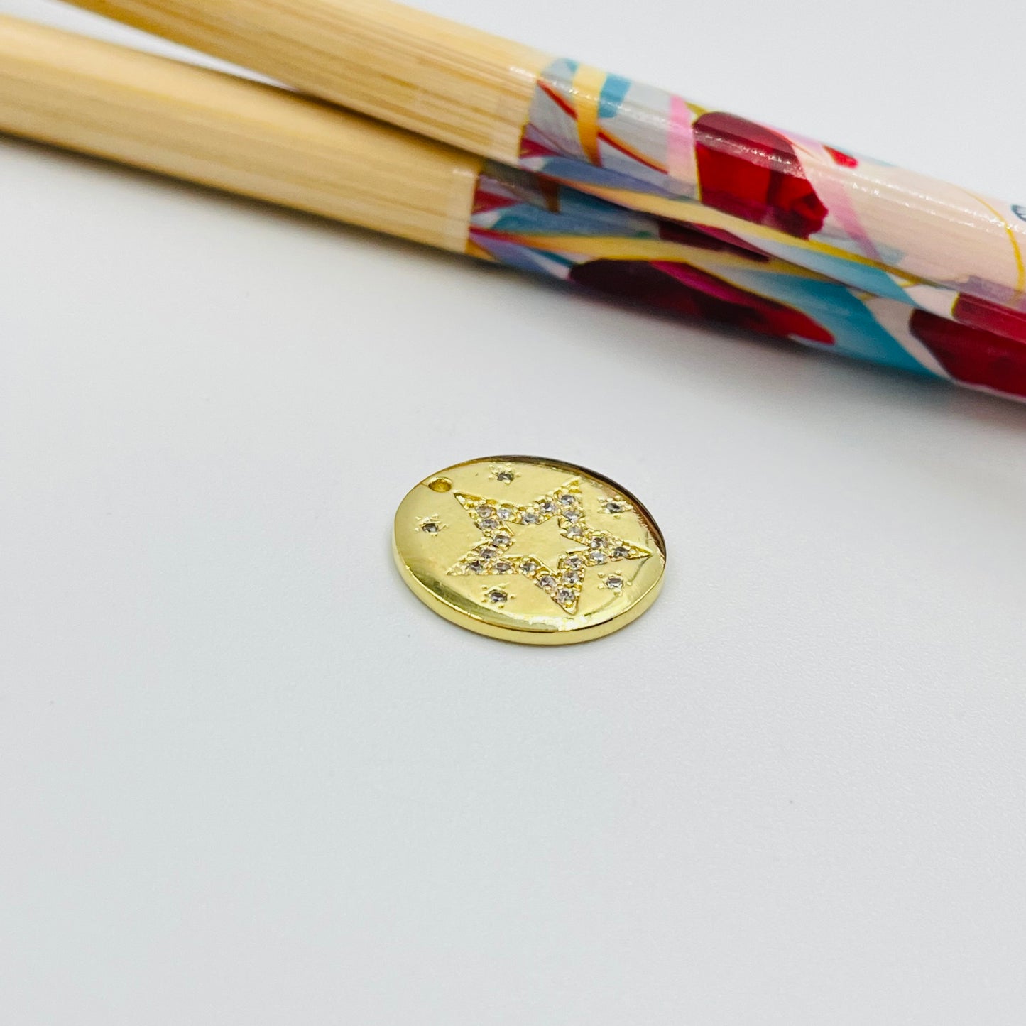 FO904 Colgante Redondo Estrella con circones y 5 mini estrellas en el contorno con circón 15 mm Figura Baño Oro