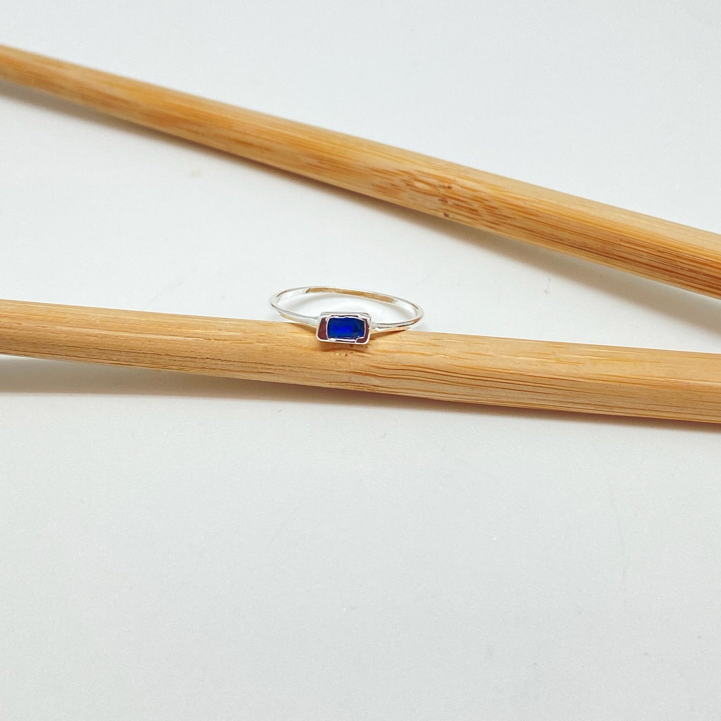 WP57 Anillo 1 circon zafiro baguette 4x2 mm argolla 1 mm espesor Anillo Baño Plata Anillos Bañados hecho de Bronce Bañado en Plata 50 ml Joyas Bañadas en Plata