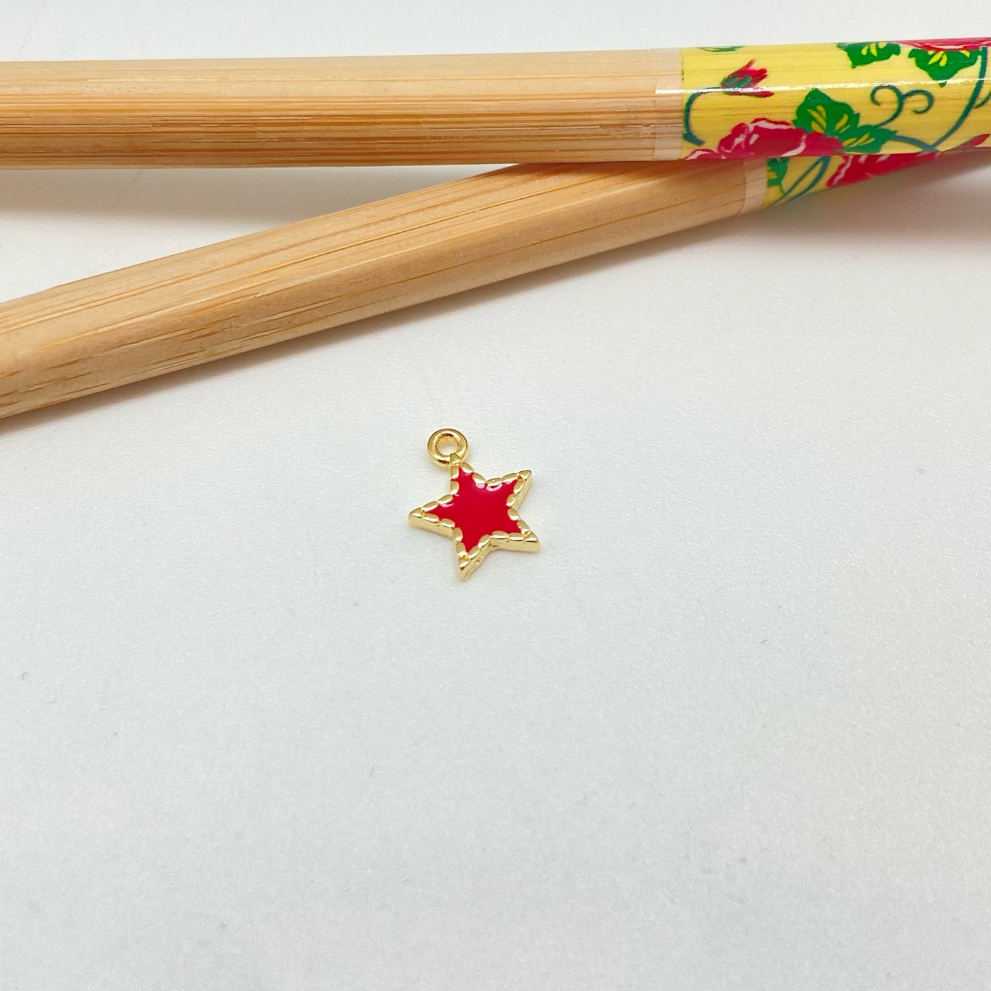 FO1022 Colgante mini estrella borde con puntitos con resina color 9x9 mm mas argollita Figura Baño Oro