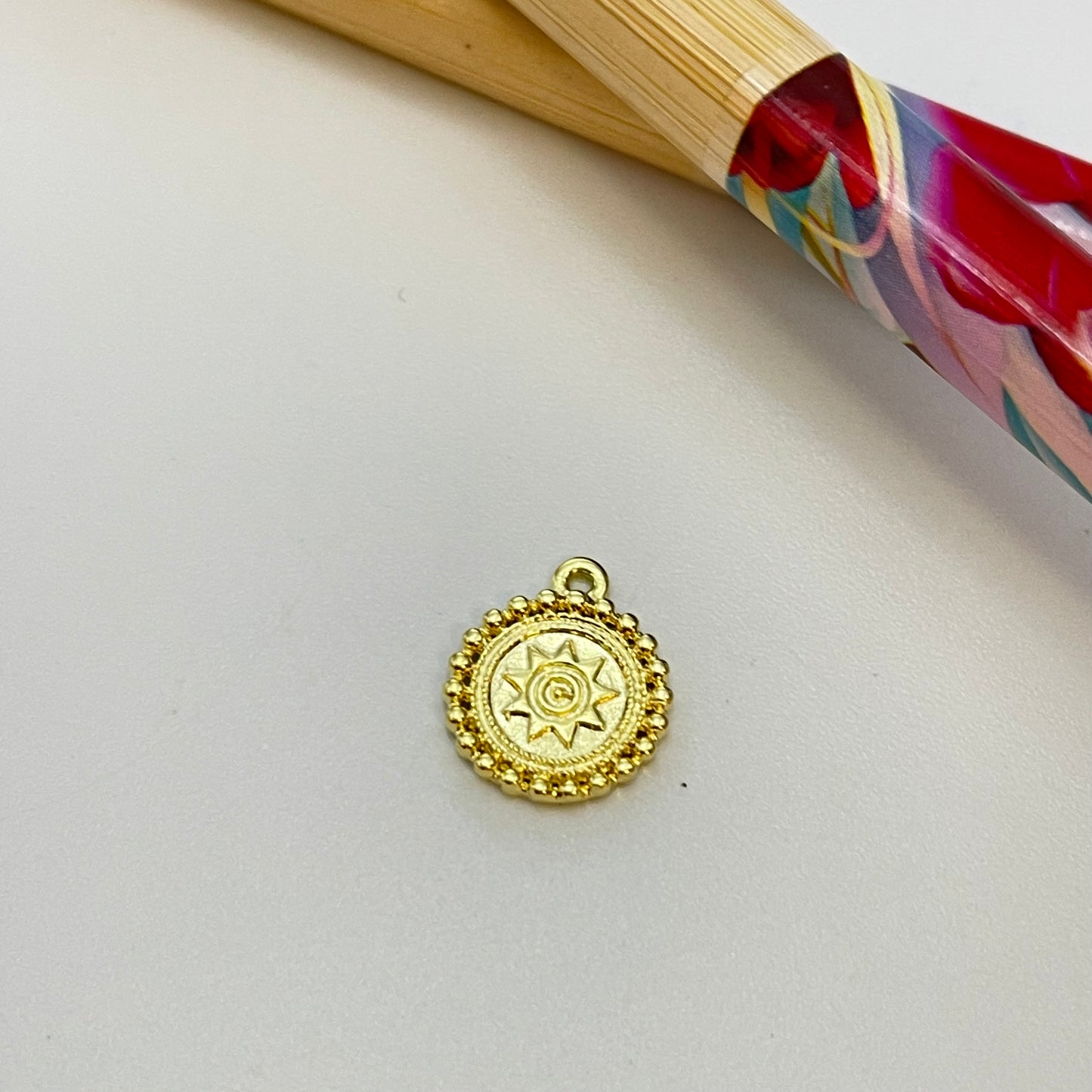 FO1021 Colgante mandala estrella estampada y mini bolitas en el borde dia. 10 mm mas argollita Figura Baño Oro Figuras Bañadas hecho de Bronce Bañado en Oro 18K Joyas Bañadas en Oro