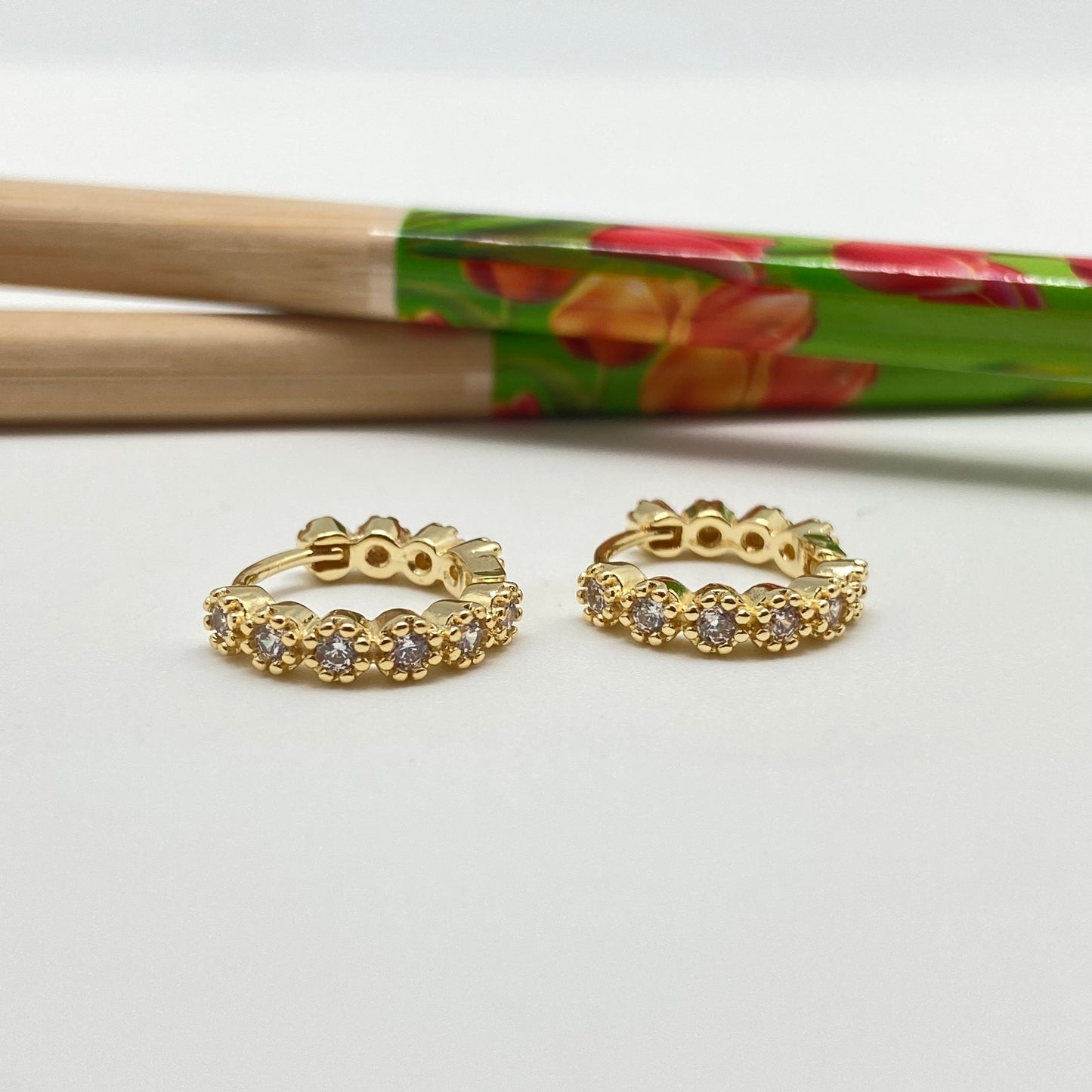 XO249 Aro Argolla de Presión 6 Circones Circón Cristal y 4 Mini Flores posteriores Bordes Rutilados diá. 15 mm Ancho 3 mm Aro Baño Oro