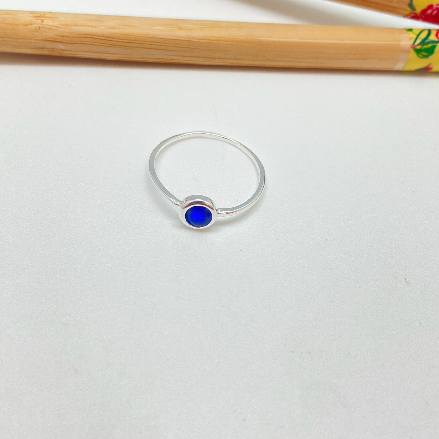 WP59 Anillo solitario circon zafiro 6 mm argolla 1 mm espesor Anillo Baño Plata Anillos Bañados hecho de Bronce Bañado en Plata 50 ml Joyas Bañadas en Plata