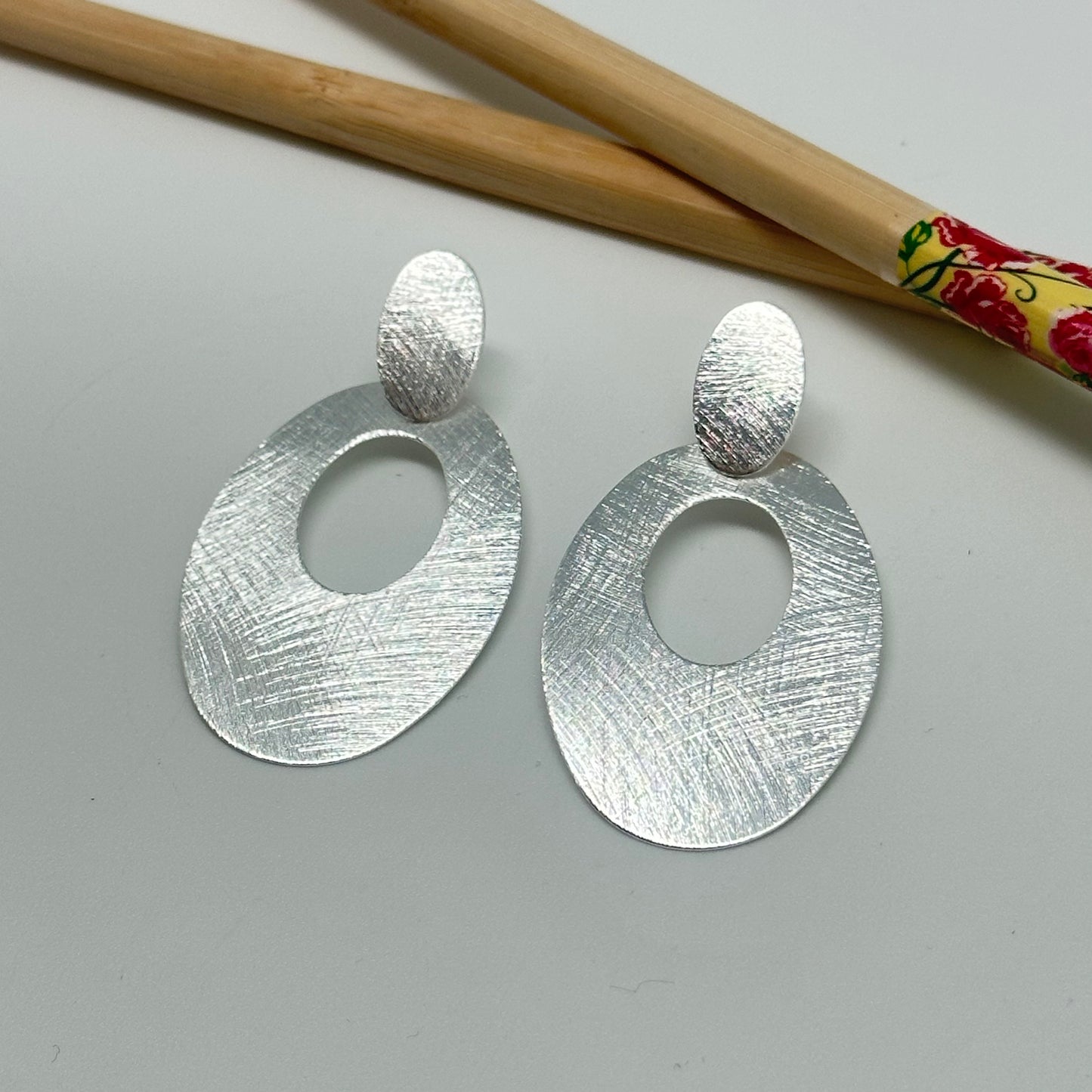 XP314 Aro Ovalado Lijado Largo total 50 mm Base 15 x 10 mm Figura Oval 40 x 28 mm Aro Baño Plata