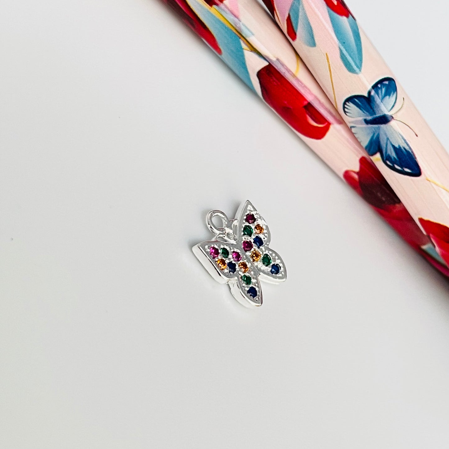 FP915 Colgante Mariposa con circones multicolor 10x10 mm Figura Baño Plata