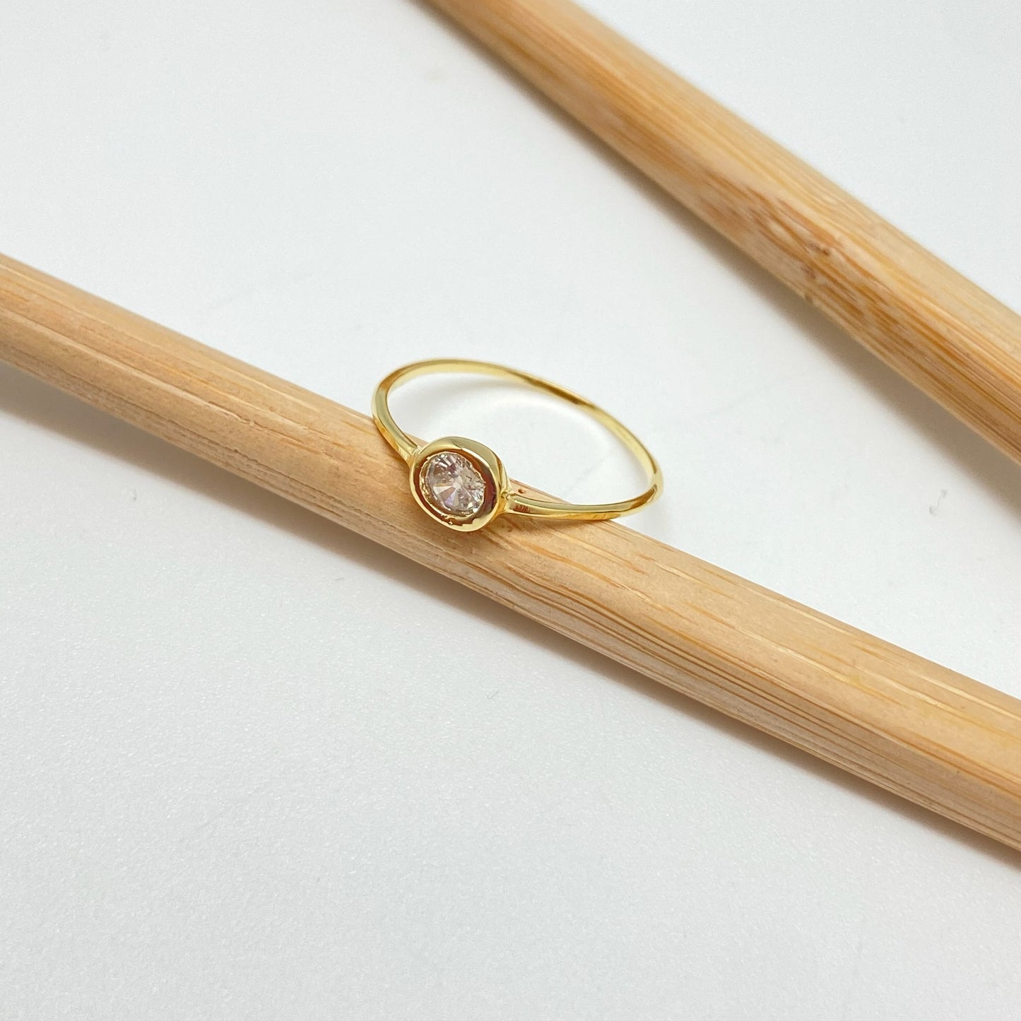 WO58 Anillo solitario circon cristal 5 mm argolla 1 mm espesor Anillo Baño Oro Anillos Bañados hecho de Bronce Bañado en Oro 18K Joyas Bañadas en Oro