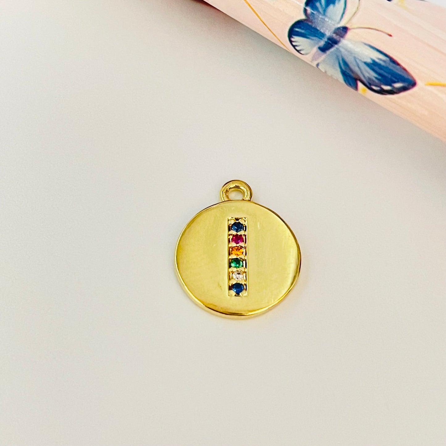 FO912 Colgante Redondo Letra en Circones Multicolor 11 mm más argollita Figura Baño Oro Figuras Bañadas en Oro y Plata hecho de Bronce Bañado en Oro 18K Joyas Bañadas en Oro