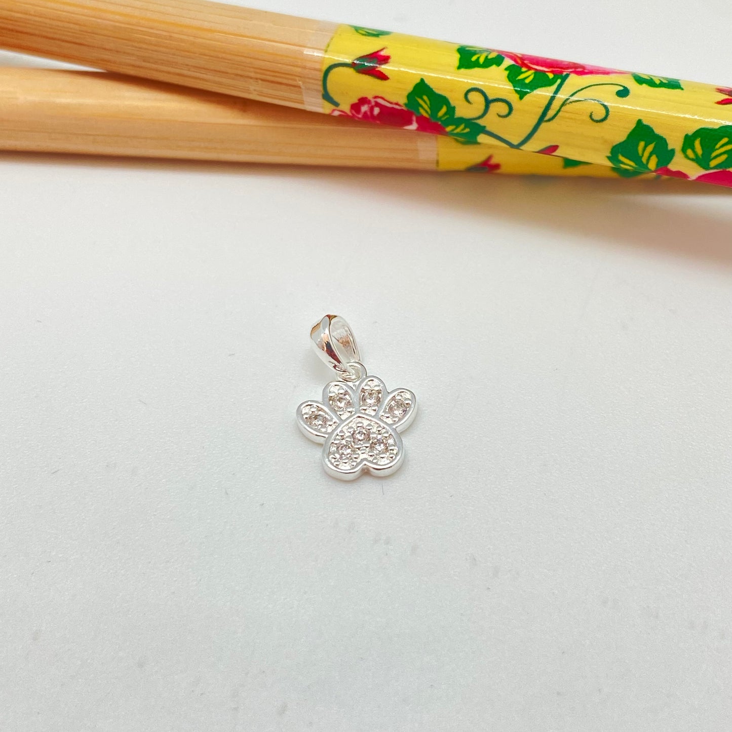 FP968 Colgante Patita de Perro con circones 10x10 mm más Balier Figura Baño Plata