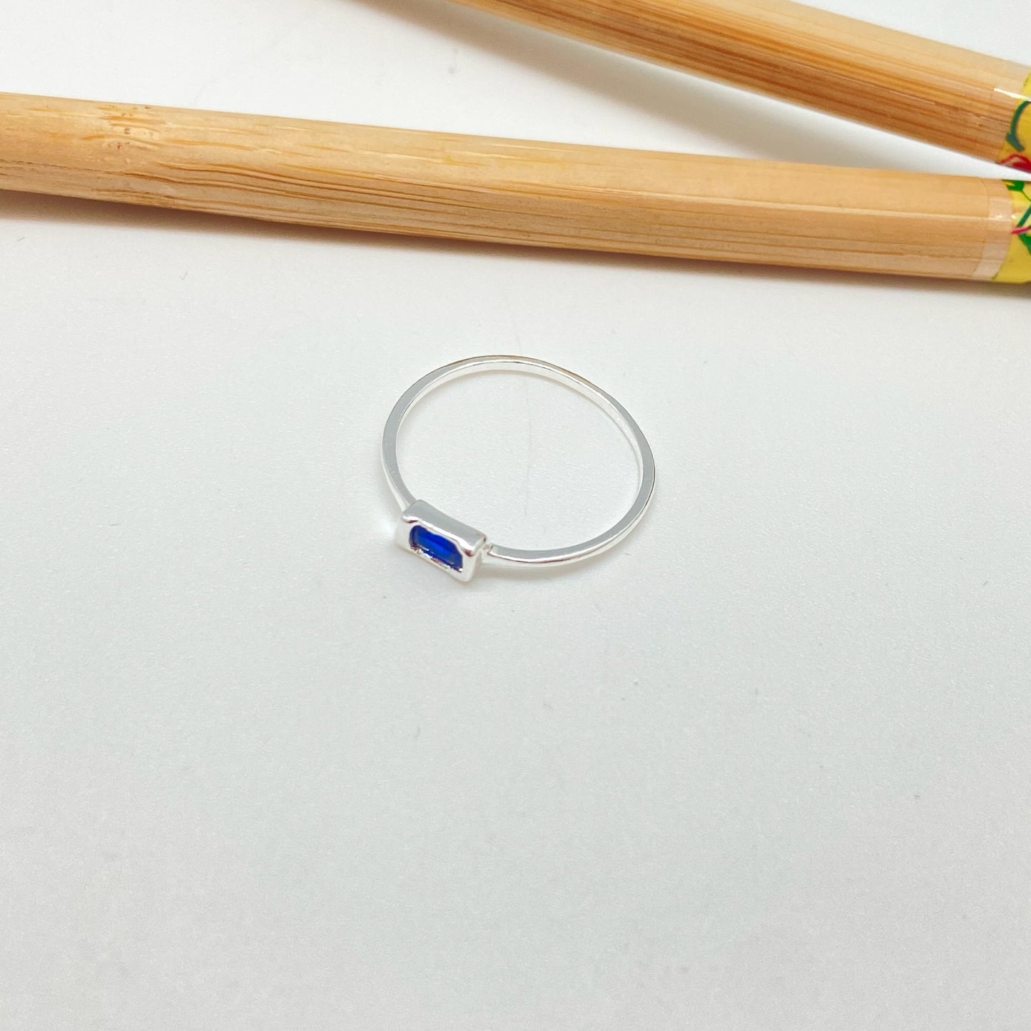 WP57 Anillo 1 circon zafiro baguette 4x2 mm argolla 1 mm espesor Anillo Baño Plata Anillos Bañados hecho de Bronce Bañado en Plata 50 ml Joyas Bañadas en Plata