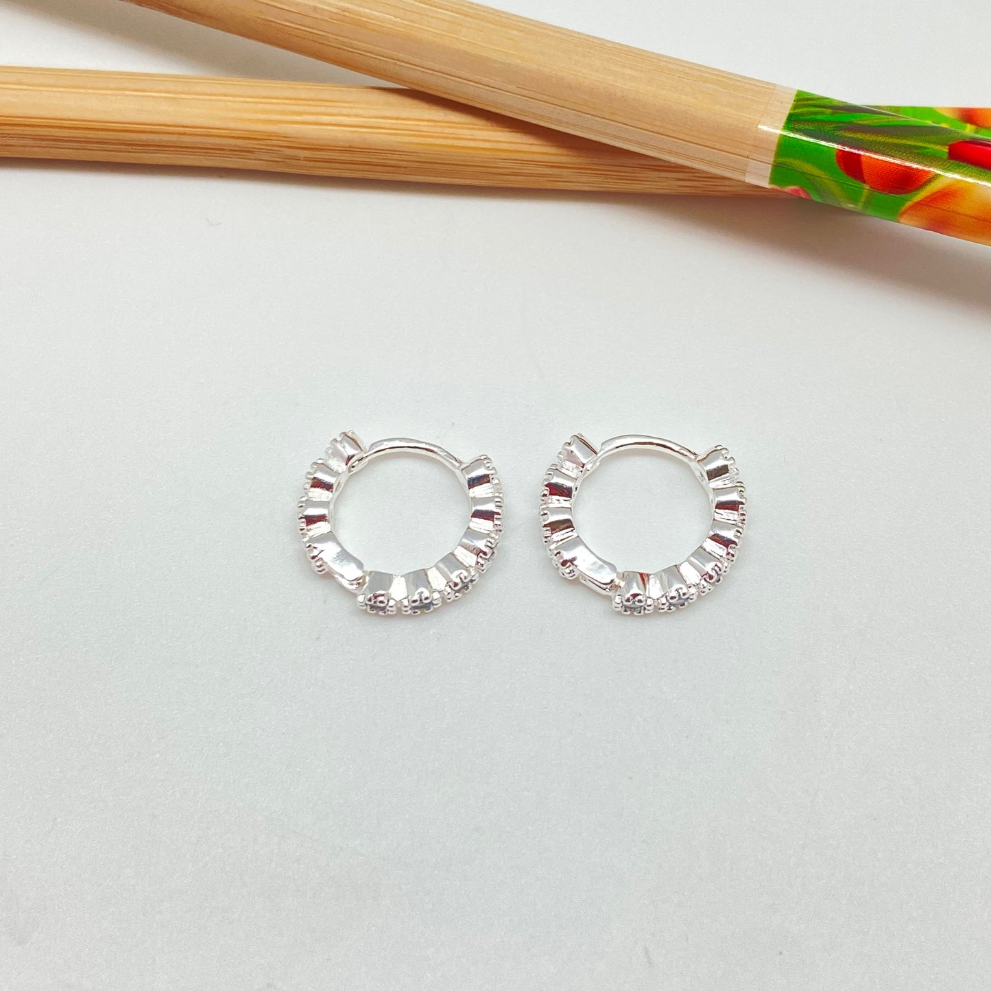 XP249 Aro Argolla de Presión 6 Circones Circón Cristal y 4 Mini Flores posteriores Bordes Rutilados diá. 15 mm Ancho 3 mm Aro Baño Plata