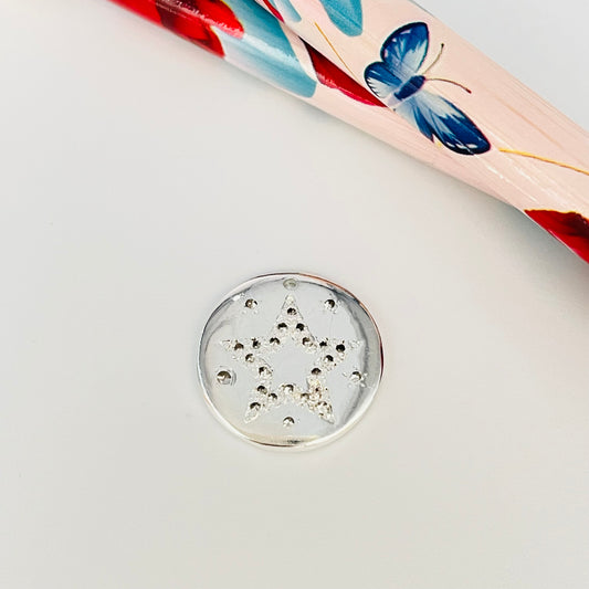 FP904 Colgante Redondo Estrella con circones y 5 mini estrellas en el contorno con circón 15 mm Figura Baño Plata