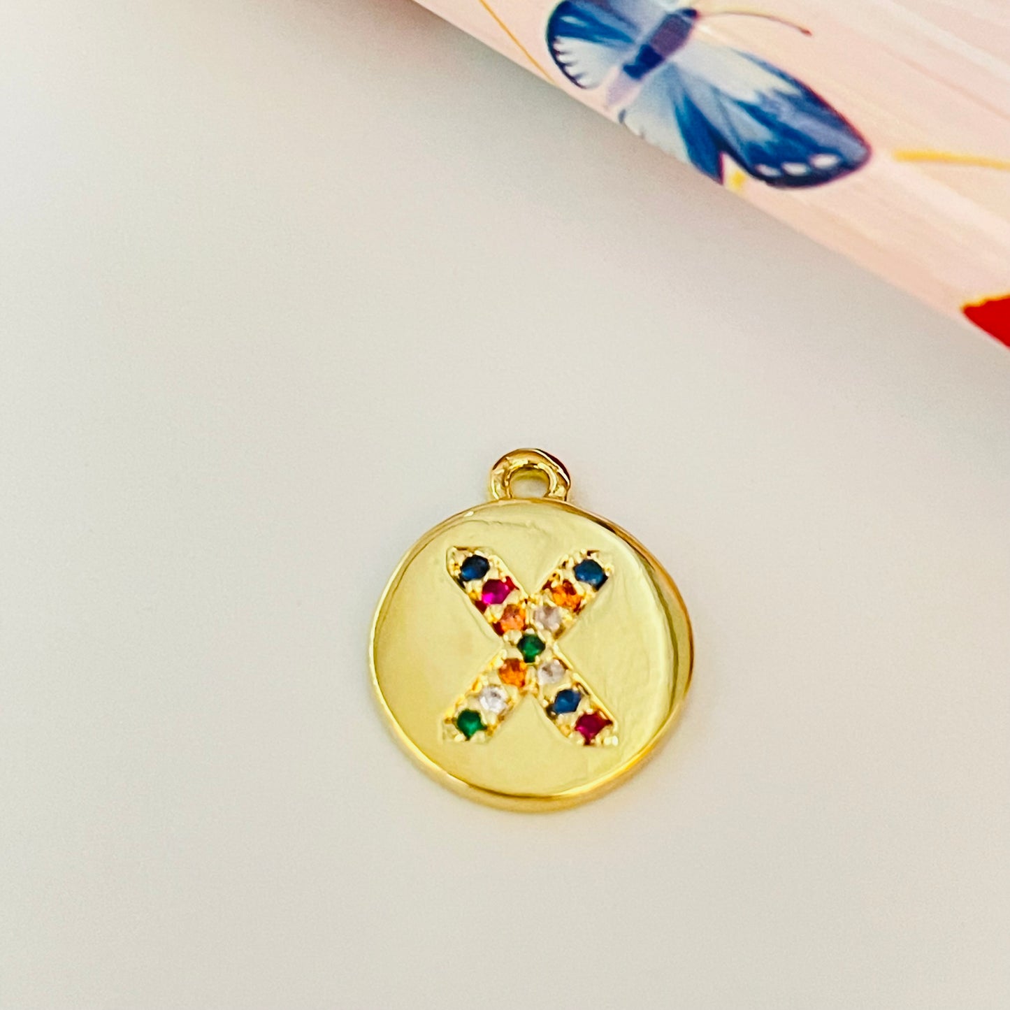FO912 Colgante Redondo Letra en Circones Multicolor 11 mm más argollita Figura Baño Oro Figuras Bañadas en Oro y Plata hecho de Bronce Bañado en Oro 18K Joyas Bañadas en Oro