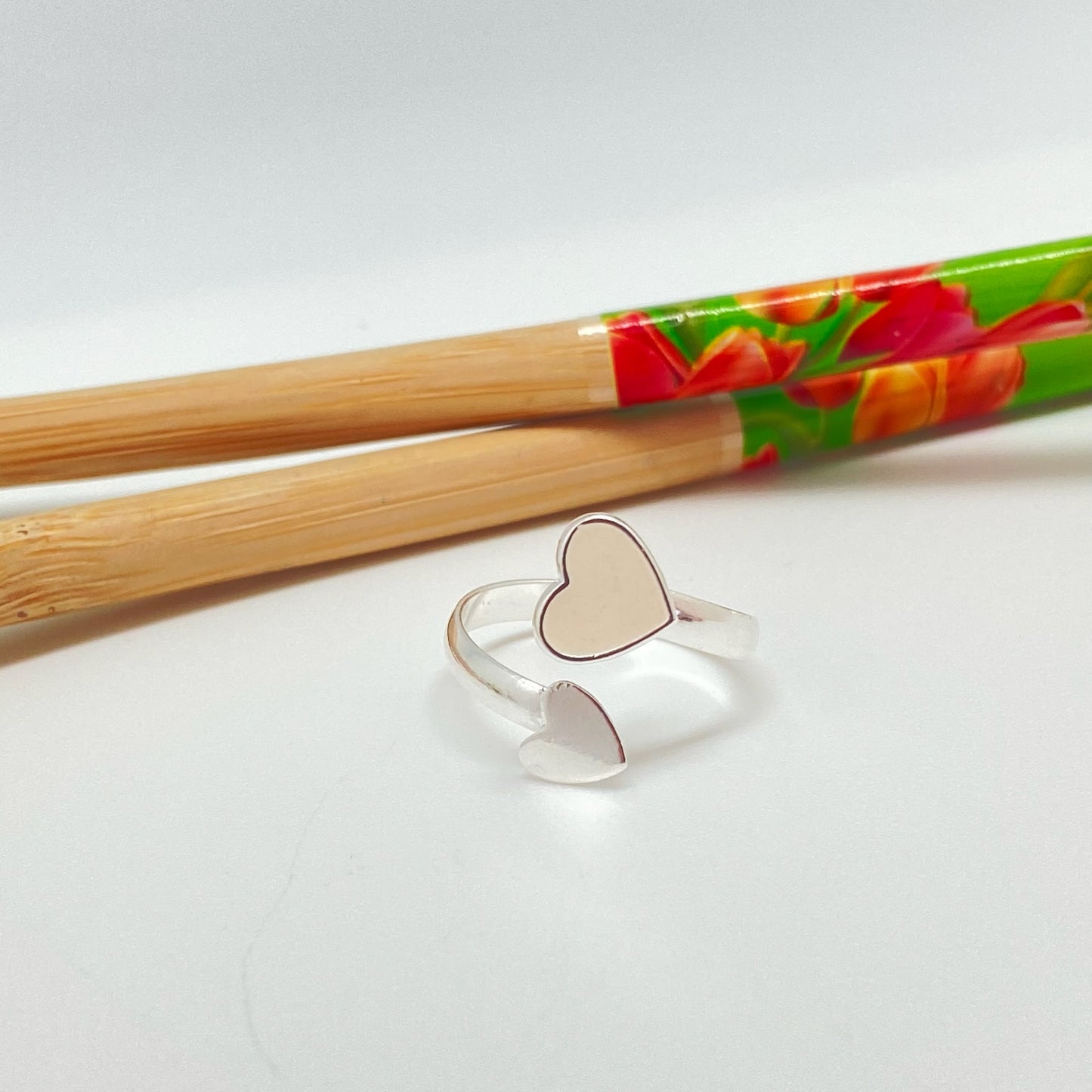 WP52 Anillo Ajustable 2 corazones uno con resina color 9x9 mm y otro liso 7x7 mm Anillo Baño Plata