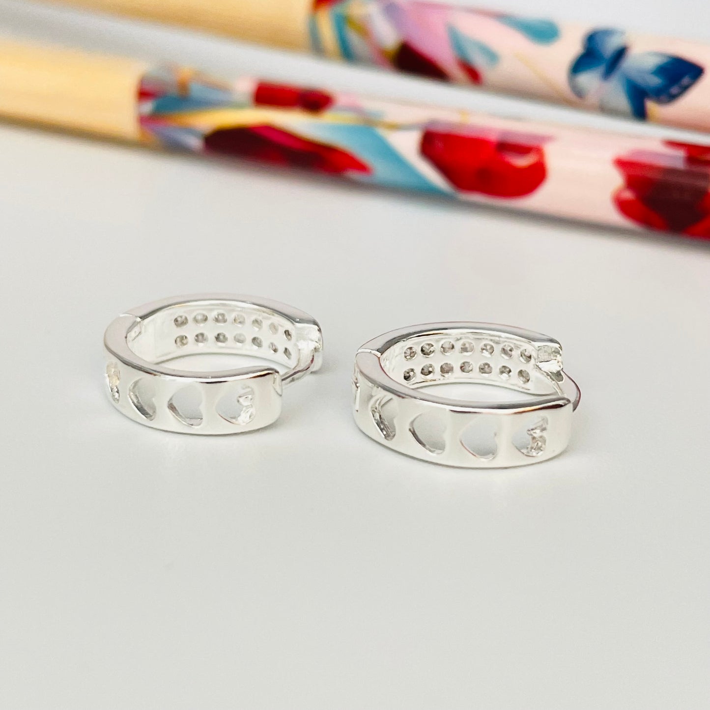 XP213 Aro Argolla Presión Circones y Corazones Calados 13 mm ancho 4 mm Aro Baño Plata Aros Bañados en Oro y Plata hecho de Bronce Bañado en Plata 50 ml Joyas Bañadas en Plata